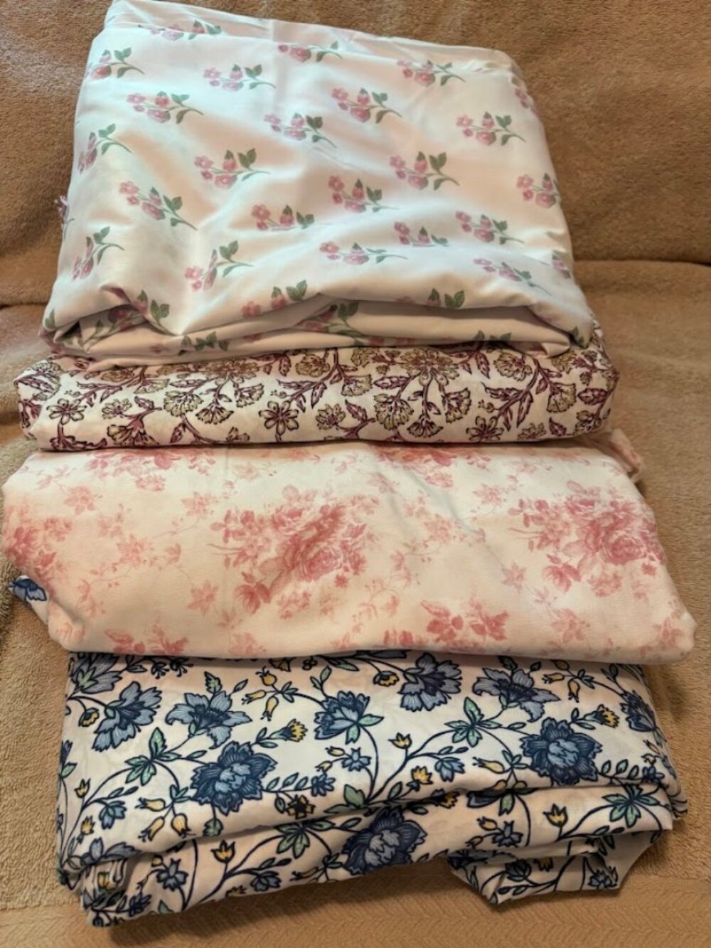 NWOT Set of 4 Queen Flat Multicolor Sheets (Microfiber & Polyester)
